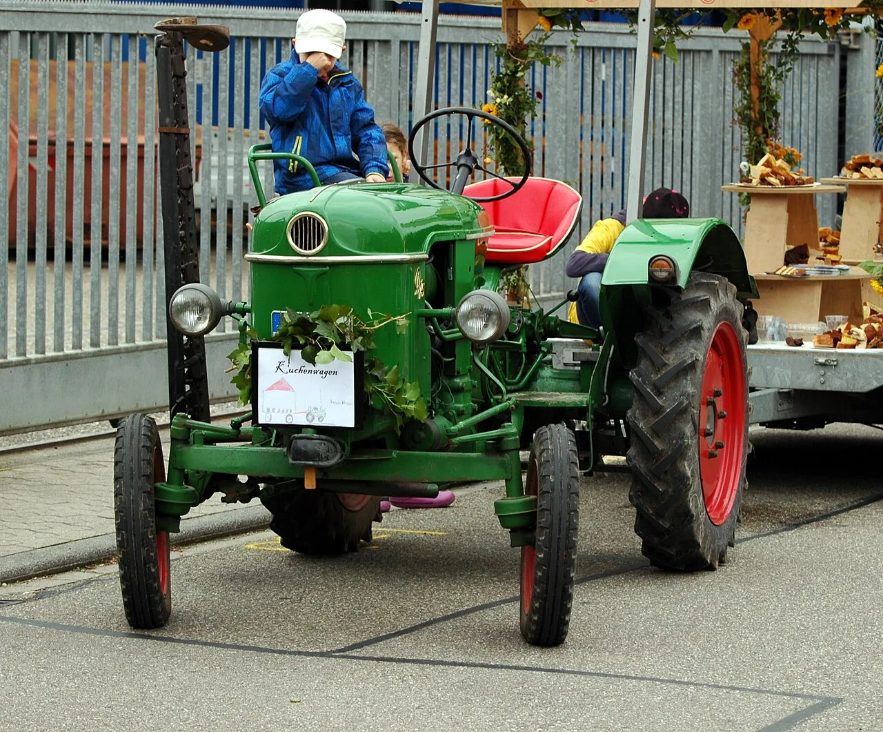 Foto 1 de 1: Tractor Deutz A55 con arado de discos