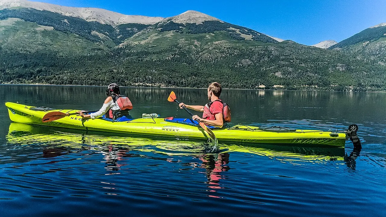 Foto 1 de 1: Kayak doble con remos y chalecos, para el dique