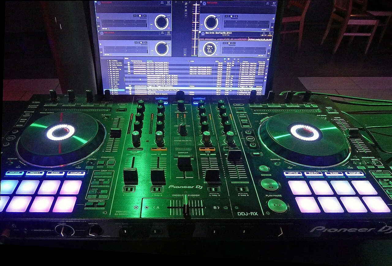 Foto 1 de 1: Controlador DJ Pioneer DDJ-400 con funda